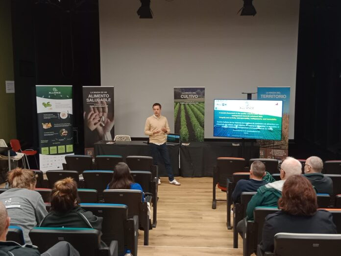 Armando Menéndez, Asincar project manager, presents preliminary results of the ALLIANCE project Armando Menéndez, Asincar project manager, presents in front of an audience. Next to him, a big screen where a powerpoint presentation of the ALLIANCE project is displayed. In the room are visible roll-up banners of the ALLIANCE project and of the IGP Faba Asturiana