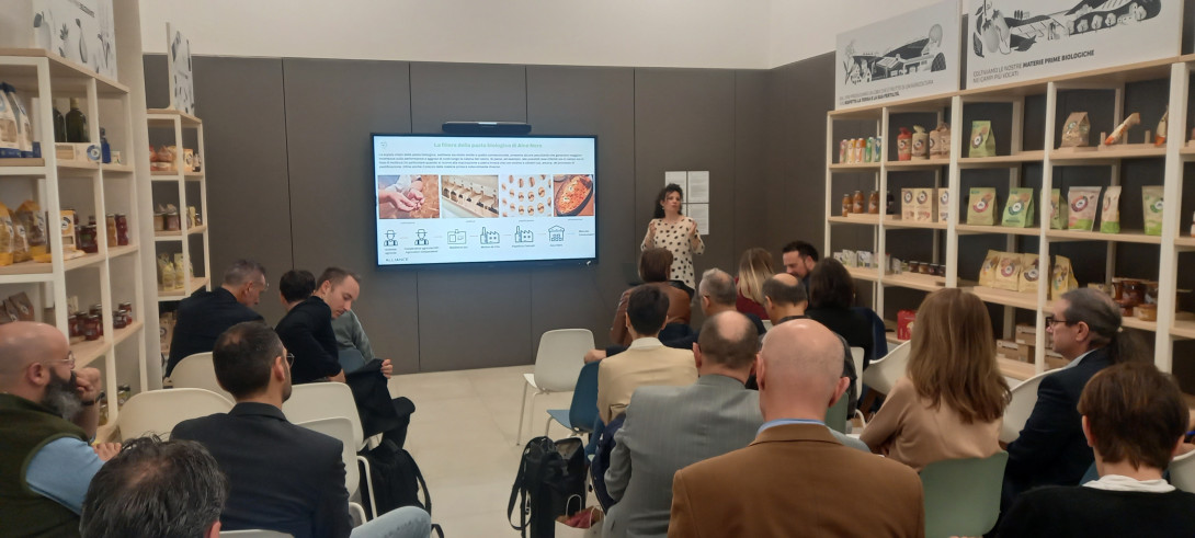 Federica Tesini of Alce Nero presents on the organic pasta food supply chain to a room full of attendees.